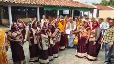 करेली: तेंदूखेड़ा विधायक विश्वनाथ साहब पटेल को स्वसहायता समूह महासंघ की बहनों ने मांगों को लेकर ज्ञापन सौंपा