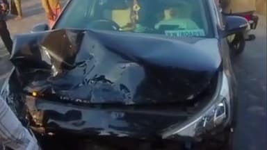 ভাতার: দুটি চারচাকা গাড়ির মুখোমুখি সংঘর্ষে জখম হলেন তিনজন,ঘটনায় ভাতারের ছয় মাইল এলাকায় ব্যাপক উত্তেজ