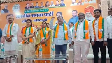 बार्शीटाकळी: शरद पवार हे माझ्या वडिलांसारखे आहेत माजी खासदार नवनीत राणा यांच बार्शीटाकळी नगरपंचायत जाहीर सभेच्या वेळी वक्तव्य