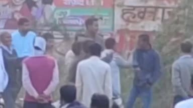 महोली: महोली इलाके में बाइक टकराने पर हुए विवाद में दो पक्षों के बीच जमकर मारपीट, लात-घुसे चलने का वीडियो हुआ वायरल