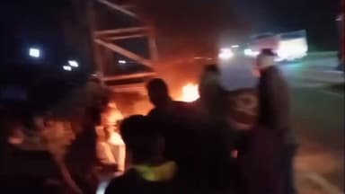 জামালপুর: জাতীয় সড়কের মুসুন্ডা এলাকায় স্থায়ী পথবাতির দাবিতে টায়ার জ্বালিয়ে বিক্ষোভ দেখালো গ্রামবাসীরা