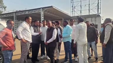 बाघमारा/कतरास: आजसू पार्टी के मिलन समारोह को लेकर कतरास बाजार में कार्यकर्ताओं ने किया निरीक्षण