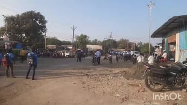 शिरुर अनंतपाळ: लहान विद्यार्थ्यांना रस्ता ओलांडताना अपघात घडू नये यासाठी येरोळ जिप मुख्याध्यापक व सहकाऱ्यांची अनोखी शक्कल