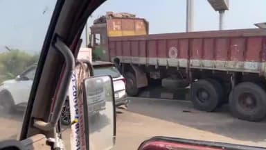 అనకాపల్లిలో అదుపు తప్పి డివైడర్ ఎక్కిన లారీ