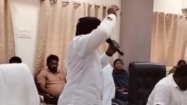 నరసాపురం: కౌన్సిల్ సమావేశంలో మున్సిపల్ కమిషనర్ పనితీరుపై ఆగ్రహం వ్యక్తం చేసిన వైస్ చైర్మన్ కొత్తపల్లి నాని