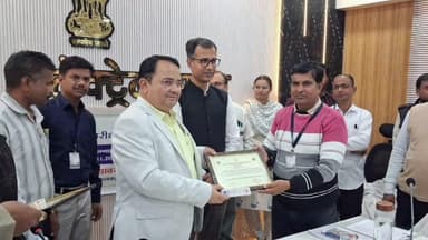 टाटगढ़: मतदाता सूची के शत-प्रतिशत डिजिटाइजेशन पर प्रधानाध्यापक परमेश्वर प्रजापति को सम्मानित किया गया