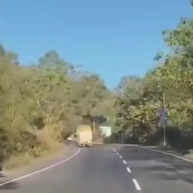 ढटवाल: टयाला दा घट के पास दवाइयों से भरा ट्राला पलटा, चालक सुरक्षित; अचानक नियंत्रण खोने से सड़क किनारे पलटा वाहन