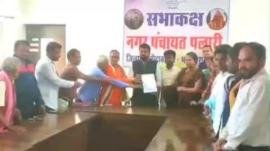 पलारी: विप्र गौरव व अखंड ब्राह्मण समाज सेवा समिति पलारी ने भूमि प्रस्ताव के लिए नगर पंचायत अध्यक्ष गोपी साहू को सौंपा ज्ञापन