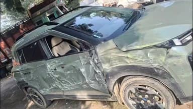 कुटुंबा: रिसियप बाजार में बस की टक्कर से लग्जरी कार क्षतिग्रस्त, चालक जख्मी, सवार बाल-बाल बचे