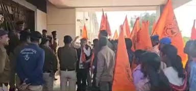 भैयाथान: भैयाथान में लचर शिक्षा व्यवस्था को लेकर अखिल भारतीय विद्यार्थी परिषद ने कलेक्टर ऑफिस का घेराव किया