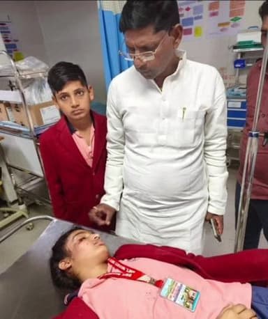 सैफई: पेपर देने जा रही छात्रा की स्कूटी को ऑटो ने मारी टक्कर, छात्रा को ट्रॉमा सेंटर में भर्ती किया गया