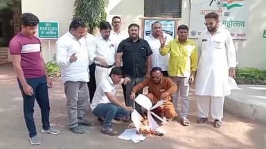 परभणी: प्रारूप मतदार यादीवर आक्षेप घेत युवक काँग्रेसचे मनपा समोर प्रारूप मतदार याद्यांची होळी