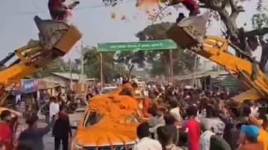 धमदाहा: धमदाहा में धन्यवाद सभा में उमड़ा जनसैलाब, फूलों की बारिश के बीच मंत्री लेसी सिंह का हुआ स्वागत