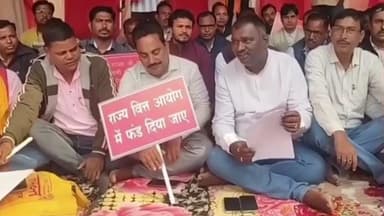 चंदनकियारी: चंदनकियारी प्रखंड परिसर में आंदोलनरत मुखिया संघ के समर्थन में पूर्व मंत्री ने बोकारो डीसी व पूर्व सीएम से बात की