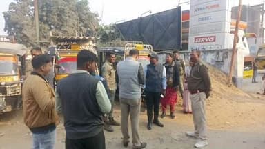 हुसैनाबाद: हुसैनाबाद में प्रशासन की ज़बरदस्त कार्रवाई, सड़क किनारे से हटाया अतिक्रमण