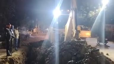 अजयगढ़: कुम्भकर्ण की नींद से जागा नगरीय प्रशासन, रात में जेसीबी से नाली भराई का काम शुरू