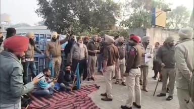 ਬੁਢਲਾਡਾ: ਬੁਢਲਾਡਾ ਵਿੱਚ ਟੈਂਕੀ ਤੇ ਚੜੇ ਕੱਚੇ ਕਰਮਚਾਰੀ ਦੋ ਦਰਜਨ ਦੇ ਕਰੀਬ ਪ੍ਰਦਰਸ਼ਨਕਾਰੀਆਂ ਨੂੰ ਪੁਲਿਸ ਨੇ ਕੀਤਾ ਗ੍ਰਿਫਤਾਰ