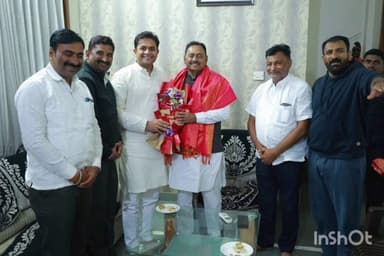 अहमदपूर: लातूरचे माजी महापौर विक्रांत गोजमगुंडे यांचा राष्ट्रवादीकाँग्रेस प्रवेश सहकारमंत्रीपाटील यांनी निवासस्थानी केले अभिनंदन