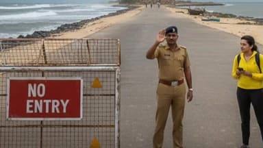 பரமக்குடி: தனுஷ்கோடிக்கு சுற்றுலா பயணிகள் செல்ல தடை