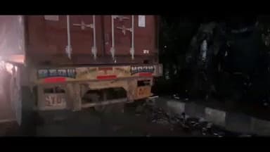 सरैयाहाट: सरैयाहाट/हंसडीहा बाजार चौक के पास कार और ट्रक की टक्कर, कार चालक बाल-बाल बचा, पुलिस मौके पर पहुंची