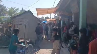 जलालगढ़: खाता हाट बाजार से गुजरने वाली सड़क पर अवैध तरीके से घर बनाने का आरोप लगाया गया