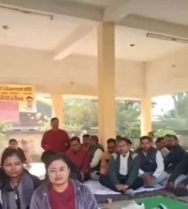 पुरवा: पुरवा तहसील में लेखलाप संघ धरने पर बैठे, फतेहपुर में लेखपाल की मौत का मामला