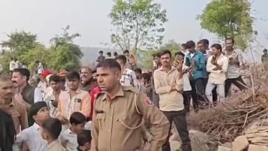 बेगुं: बेगू क्षेत्र के नाथुरामजी का खेड़ा में सेवानिवृत्त उपनिदेशक अभियोजन चुंडावत का हेलीकॉप्टर से स्वागत किया गया