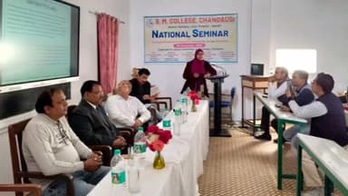 चंदौसी: चंदौसी के एसएम कॉलेज में एकदिवसीय राष्ट्रीय संगोष्ठी का आयोजन, सरस्वती चित्र के समक्ष दीप प्रज्वलित कर शुभारंभ किया गया