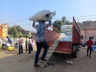 অন্ডাল: অন্ডাল ব্লকে কৃষকদের কাছ থেকে সহায়ক মূল্যে সরাসরি ধান কিনতে শিবির করলো প্রশাসন
