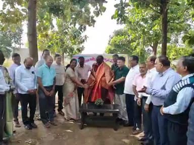 ఖానాపూర్: ఈ నెలాఖరుతో పదవీ విరమణ చేయబోతున్న జిల్లా పరిషత్ సీఈవో గోవింద్ ను సన్మానించిన జిల్లా అధికారులు