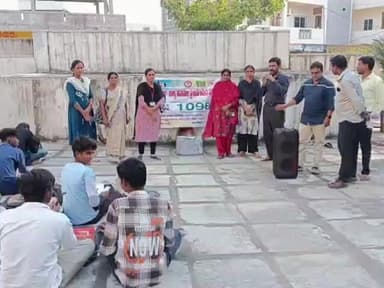 ముధోల్: జిల్లా కేంద్రంలోని ప్రభుత్వ బాలికల జూనియర్ కళాశాలలో బాల్య వివాహాలపై విద్యార్థులకు అవగాహన కల్పించిన చైల్డ్ హెల్ప్ లైన్