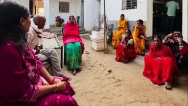 गोमिया: खखंडा गांव में शोक संतप्त परिजनों से मिलीं JLKM नेत्री, जंगली हाथियों ने महिला को मौत के घाट उतारा था