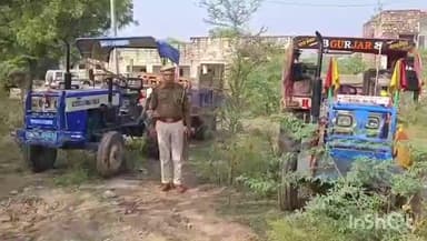 सरमथुरा: बजरी भरी 4 ट्रैक्टर ट्रॉलियां पकड़ी गईं, चालक फरार