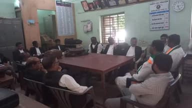 भोकरदन: नगरपरिषद निवडणुकीच्या पार्श्वभूमीवर माजी आमदार चंद्रकांत पाटील दानवे यांनी घेतली वकील बांधवांची वकील संघात जाऊन बैठक