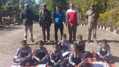 कांडा: भैसुड़ी गांव में विभाग की टीम ने ग्रामीणों और स्कूली बच्चों को वन्य जीवों से बचाव और सावधानियों के लिए जागरूक किया