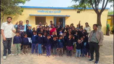 मनासा: शासकीय हाई स्कूल जुना पानी के बच्चों को पिपलोदिया परिवार द्वारा निशुल्क स्वेटर वितरण