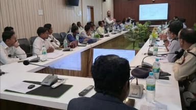 মানকাচৰ: হাটশিঙিমাৰী জিলা আয়ুক্ত কাৰ্যালয়ৰ সভাকক্ষত মহিলাৰ ওপৰত হিংসা ৰোধ অভিযানৰ ওপৰত সভা অনুষ্ঠিত