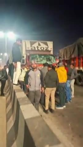 छिबरामऊ फर्रुखाबाद चौराहा से हुई कंटेनर और डीसीएम की जबरदस्त टक्कर ड्राइवर गंभीर रूप से घायल मौके पर मौजूद रही पुलिस