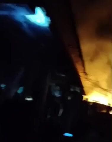 पोठिया: डांगीबस्ती में भीषण आग से दो परिवारों के घर, मवेशी और सामान जले, कड़ी मशक्कत के बाद आग पर काबू पाया गया