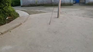 हथुआ: हथुआ नगर पंचायत की लापरवाही: बिना बिजली का खंभा हटाए बना दी सड़क, स्थानीय लोग परेशान