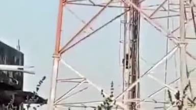 మందమర్రి: మద్యం మత్తులో సెల్ టవర్ ఎక్కి హంగామా చేసిన వ్యక్తి సంఘటన స్థలానికి చేరుకున్న ఎస్ఐ శ్రీధర్