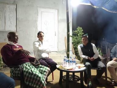 ছয়গাঁও: ৰাভা হাছং স্বায়ত্ব শাসিত পৰিষদৰ কাৰ্য্যবাহী সদস্য ৰমাকান্ত ৰাভাৰ বাসগৃহত উপস্থিত হয় মেয়ৰ মৃগেন শৰণীয়া