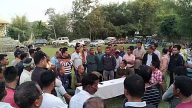 ছয়গাঁও: উভতাই পঠিয়ালে যৌথ সংগ্ৰাম সমিতিৰ কাৰ্য্যবাহী সদস্য আদিত্য ৰাভাই হিতাধিকাৰীলৈ অনা সামগ্ৰী ভৰ্ত্তি বাহন