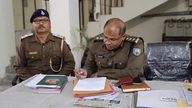 रुन्नी सैदपुर: महिंदवाड़ा थाना सहित विभिन्न थानों का बेलसंड डीएसपी ने किया औचक निरीक्षण