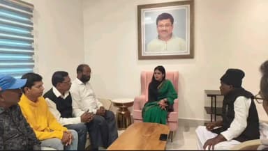 ବ୍ରହ୍ମଗିରି: ଗୁରୁଜନ ଓ ବଡ଼ ଭାଇମାନଙ୍କ ସହିତ କାର୍ଯ୍ୟାଳୟ ବିଭିନ୍ନ ସମସ୍ୟା ବିଷୟରେ ଆଲୋଚନା କଲେ ବ୍ରହ୍ମଗିରି ବିଧାୟିକା l