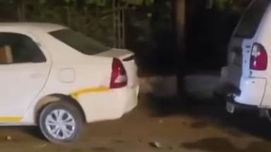 आबू रोड: माउंट आबू के पेट्रोल पंप के पास सड़क मार्ग पर शाम ढलते ही एक साथ दो भालुओं का मुवमेंट, वन्यजीव के विचरण से लोगों में डर