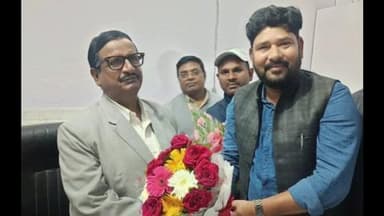 रजौन: बांका सदर अस्पताल में नवनियुक्त सिविल सर्जन का एमएलसी प्रतिनिधि संजय पंडित ने बुके और मिठाई से किया स्वागत