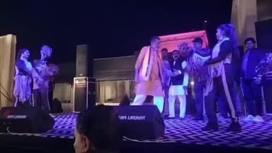 दे दे प्यार दे पर योगी के मंत्री मन्नू कोरी का जबरदस्त डांस हुआ वायरल
#BundeliVarta #bundelkhand #lalitpur