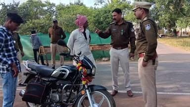 तेंदूखेड़ा: तारादेही में एसडीओपी देवी सिंह ने की वाहन चेकिंग, वाहन चालकों को दी समझाइश और की चालानी कार्रवाई