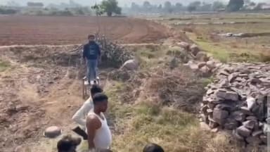 नरवर: खेत में निकला रसेल वाइपर सांप, ग्रामीणों में दहशत, सर्प मित्र ने किया बचाव